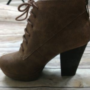 Daisy Fuentes Brown Heeled Booties Size 7.5M